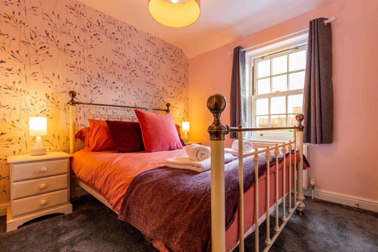 Host & - The Courtyard Holiday home *